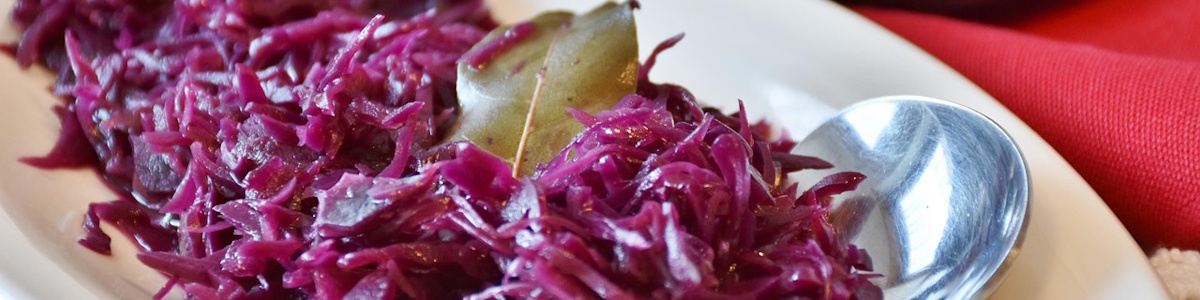 Apfelrotkohl aus dem Vorrat auf einem Teller