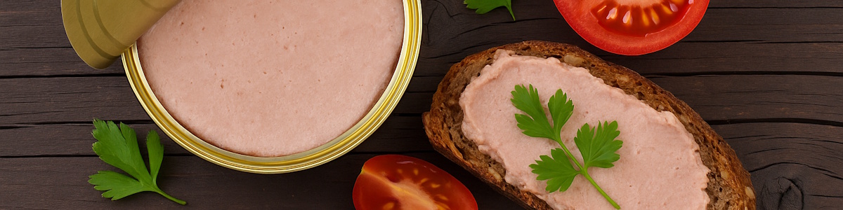 Grobe Bratwurst aus dem Vorartschrank mit Brot und Petersilie