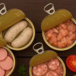 Vier geöffnete Dosen aus dem Wurstvorrat
