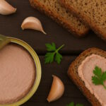 Gutsleberwurst auf Brrotsceibe mit Petersilie