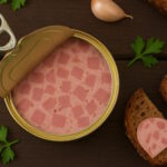 Bildausschnitt Jagdwurst aus der Dose mit Brot