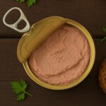 Leberwurst aus der Dose schmeckt lecker zum Brot - Groß und Klein