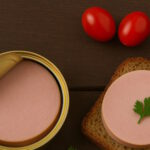 Lyoner aus der Dose auf einer Scheibe Dauerbrot
