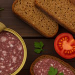 bildausschnitt-presssack-rot-dose-vorrat
